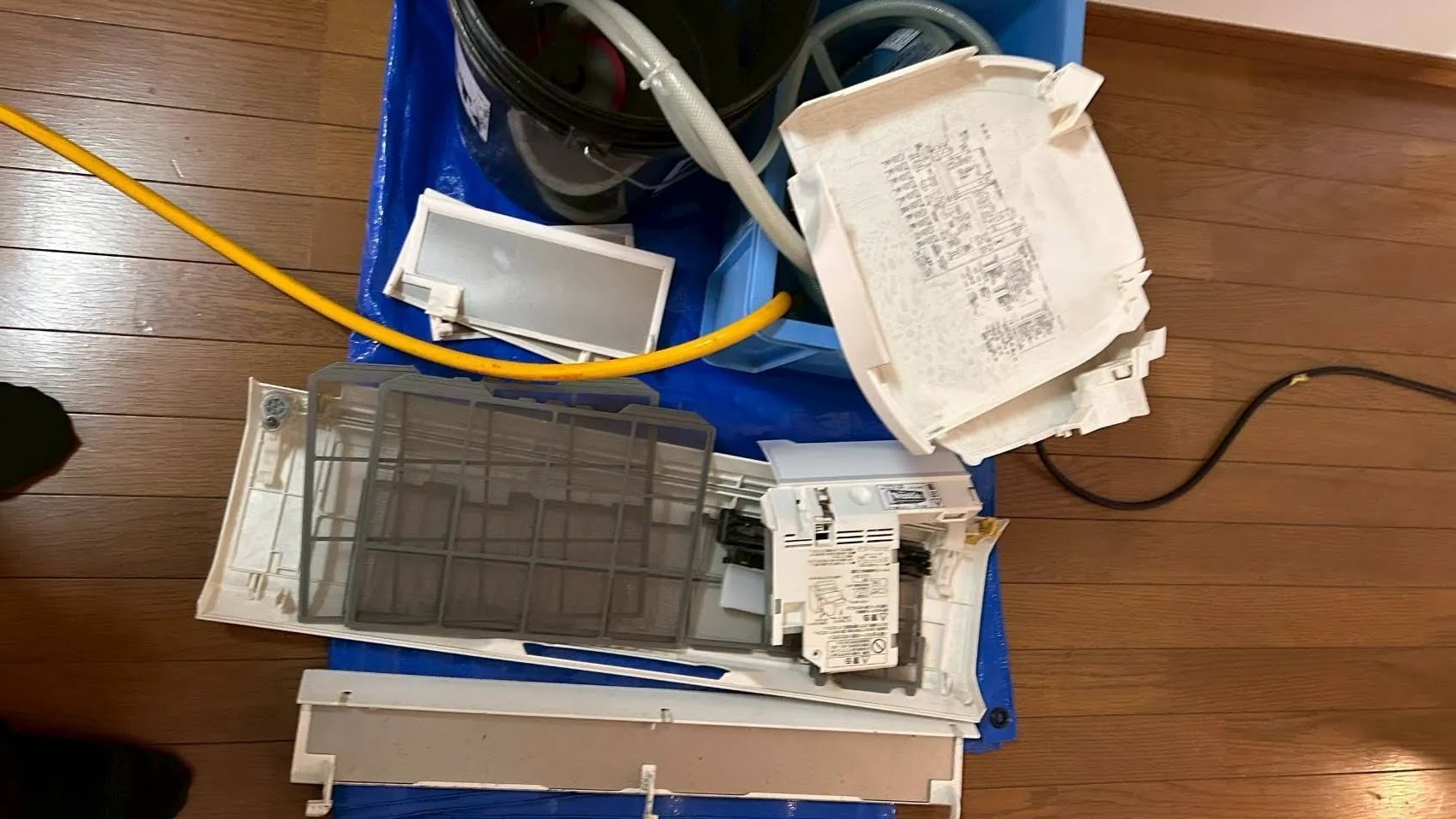 取り外した部品と洗浄用のバケツ・ホース